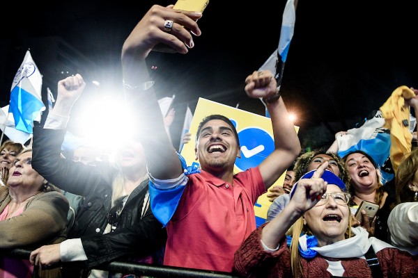 Votantes del Partido Nacional conocidos los resultados en la sede del sector Todos en Montevideo. || Javier Calvelo / adhocFOTOS