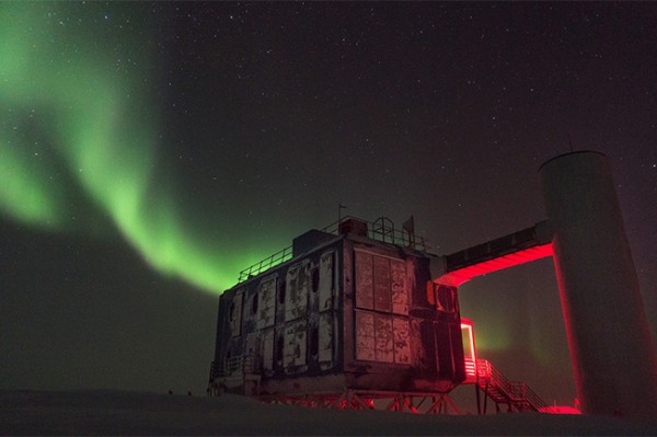 Las auroras suelen ser un paisaje cotidiano en el observatorio de neutrinos IceCube en la Antártida, donde en 1 km cúbico de hielo se detectan las partículas subatómicas que atraviesan la atmósfera. Una composición en alto contraste, entre el cielo y la tierra, el frío y algún color que intenta ser cálido. || M. Wolf, IceCube/NSF. 2017.