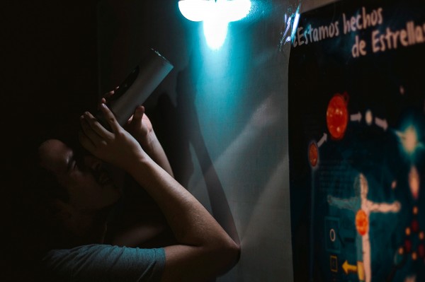 Bajo la premisa “estamos hechos de estrellas” y motivado por un proyecto en comunicación de la ciencia en la Universidad del Valle, un fotógrafo viajó a la Amazonia para convivir con la comunidad tkuna y abrir magníficos escenarios visuales vivenciales entre la física, el color y el conocimiento ancestral sobre la naturaleza. || Alejandro Restrepo Bonilla. 2017.