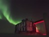Las auroras suelen ser un paisaje cotidiano en el observatorio de neutrinos IceCube en la Antártida, donde en 1 km cúbico de hielo se detectan las partículas subatómicas que atraviesan la atmósfera. Una composición en alto contraste, entre el cielo y la tierra, el frío y algún color que intenta ser cálido. || M. Wolf, IceCube/NSF. 2017.