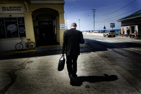 Un ejecutivo camina por Harbour Drive. || ©Federico Estol