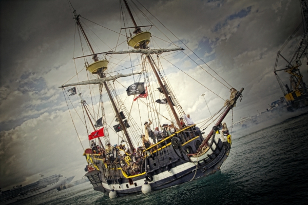 Un barco pirata entra a la bahía de la isla Gran Caimán || ©Federico Estol