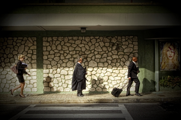 Abogados extranjeros caminan hacia la Corte de Justicia de Islas Caimán || ©Federico Estol
