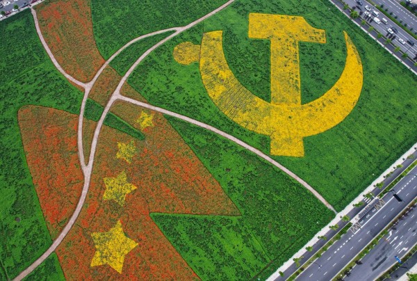 Campos sembrados con flores para dibujar símbolos del Partido Comunista chino || AFP