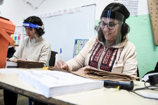 Día de elecciones en Uruguay. || Javier Calvelo / adhocFOTOS