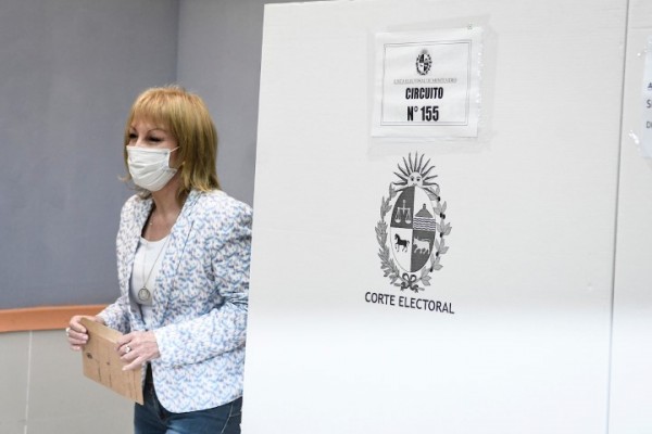 La votación de Carolina Cosse || Javier Calvelo / adhocFOTOS