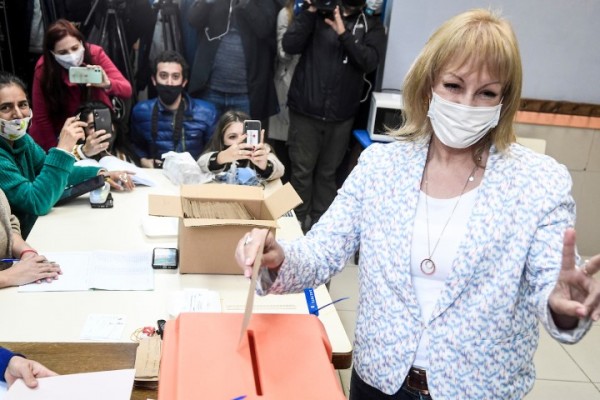 La votación de Carolina Cosse || Javier Calvelo / adhocFOTOS