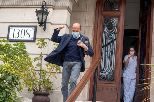 Daniel Martínez a la salida de la visita que realizó a la viuda de Guillermo Chifflet, Julia Amoretti, en un residencial. || Ricardo Antúnez / adhocFOTOS