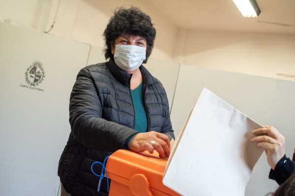 Votación de Ivonne Passada, candidata a alcalde por el Frente Amplio en el Municipio CH. || Ricardo Antúnez / adhocFOTOS