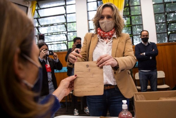 La  votación de Laura Raffo || Pablo La Rosa / adhocFOTOS