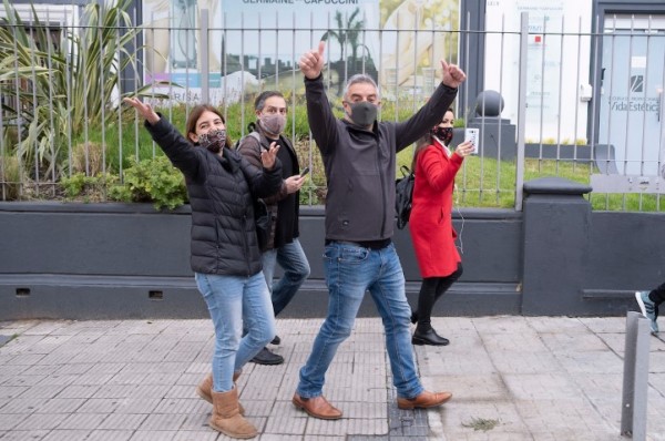 Álvaro Villar durante la caminata para votar, desde su domicilio hasta el colegio Alemán. || Pablo Vignali / adhocFOTOS