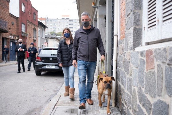 Álvaro Villar durante la caminata para votar, desde su domicilio hasta el colegio Alemán. || Pablo Vignali / adhocFOTOS