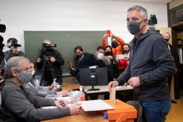 Download Álvaro Villar durante el voto en circuito del Colegio Alemán || Pablo Vignali / adhocFOTOS