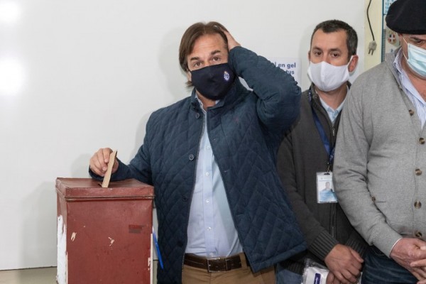 Luis Lacalle Pou votó en el circuito Nº 20 del Liceo Guadalupe en Canelones. || Mauricio Zina / adhocFOTOS