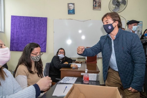 Luis Lacalle Pou votó en el circuito Nº 20 del Liceo Guadalupe en Canelones. || Mauricio Zina / adhocFOTOS