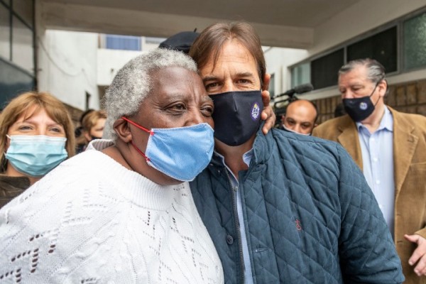 Luis Lacalle Pou votó en el circuito Nº 20 del Liceo Guadalupe en Canelones. || Mauricio Zina / adhocFOTOS