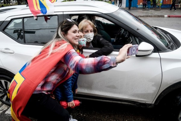 Download Carolina Cosse durante su recorrida en la Plaza Laffone en el barrio La Teja || Javier Calvelo / adhocFOTOS