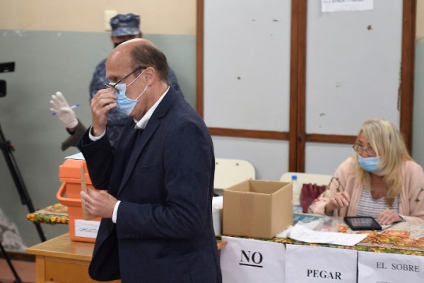 Daniel Martinez, durante el voto en un circuito en el barrio Pocitos de Montevideo. || Daniel Rodriguez / adhocFOTOS