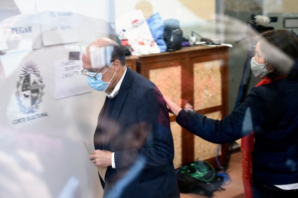 Daniel Martinez, durante el voto en un circuito en el barrio Pocitos de Montevideo. || Daniel Rodriguez / adhocFOTOS