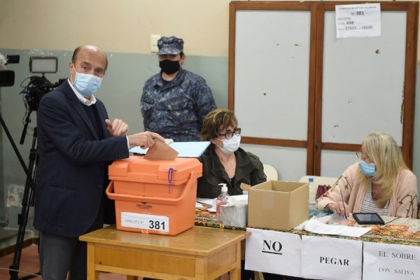 Daniel Martinez, durante el voto en un circuito en el barrio Pocitos de Montevideo. || Daniel Rodriguez / adhocFOTOS