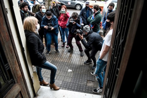 Carolina Cosse durante su recorrida en el comité de base 28 de Noviembre en el barrio Cordón. || Javier Calvelo / adhocFOTOS
