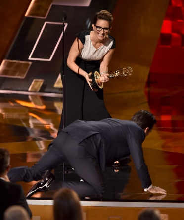 Jon Hamm subiendo al escenario || AFP