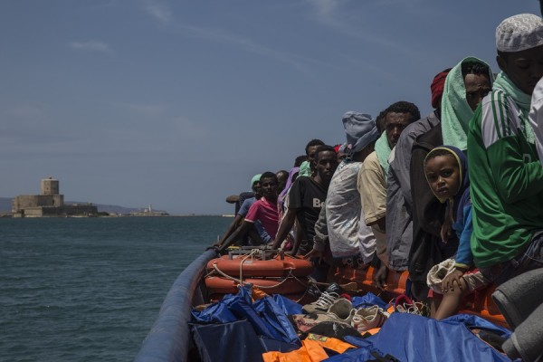 El Dignity I, barco de búsqueda y rescate de Médicos Sin Fronteras en el Mar Mediterráneo, desembarcó 103 personas en Trapani el 9 de julio de 2015. || Anna Surinyach