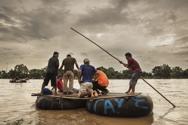 El río Suchiate, en la frontera entre México y Guatemala. Los migrantes centroamericanos cruzan este paso (El Paso del Coyote) en pequeñas embarcaciones. Es el comienzo de su viaje por México. || Anna Surinyach