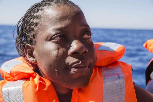 Una mujer de Costa de Marfil llora después de haber sido rescatada por los equipos de búsqueda y rescate de Médicos Sin Fronteras en el Mar Mediterráneo. || Anna Surinyach