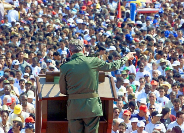 El líder cubano en uno de sus clásicos discursos del 1 de Mayo en La Habana || AFP