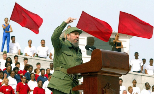 El líder cubano en uno de sus clásicos discursos del 1 de Mayo en La Habana || AFP