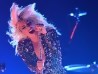 Lady Gaga con sus premios y durante su actuación (AFP)