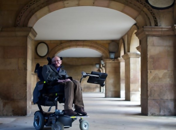 Durante la promoción del documental sobre su vida, Hawking (ANDREW COWIE / AFP)