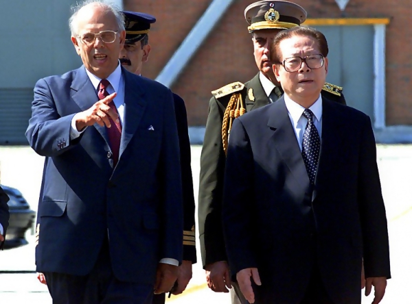 Con el presidente chino Jiang Zemin en 2001. || MIGUEL ROJO / AFP