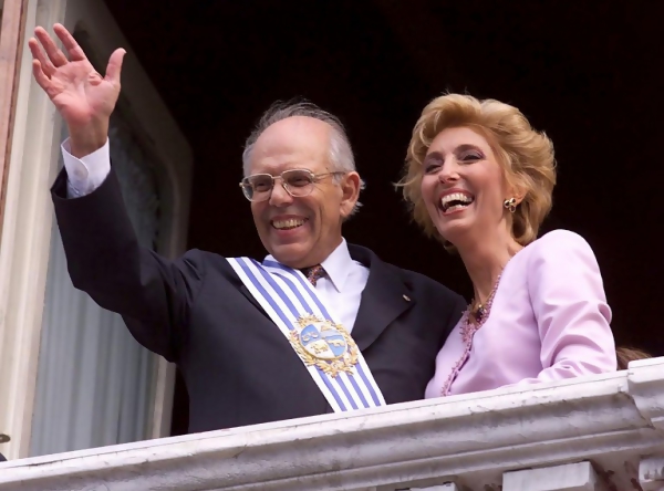 El 1 de marzo de 2000, junto a su esposa Mercedes Menafra, al asumir como presidente. || MIGUEL ROJO / AFP