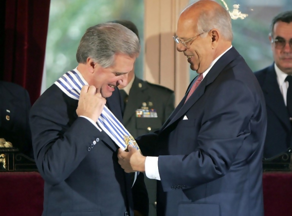 Al entregarle la presidencia a Tabaré Vázquez, el primer mandatario de izquierda, en 2005. || ANTONIO SCORZA / AFP