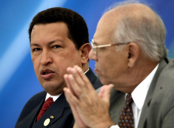 Junto a Hugo Chávez en 2004. || ALFREDO ESTRELLA / AFP