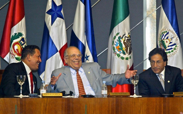 Bromas con Hugo Chávez durante una reunión en México en 2003. || JAIME RAZURI / AFP