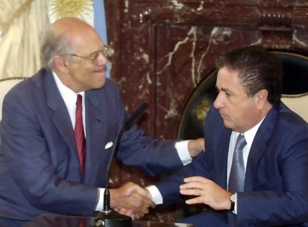 Con el entonces presidente argentino Eduardo Duhalde tras pedir disculpas por haber dicho que los argentinos eran una manga de ladrones del primero al último. || ALI BURAFI / AFP
