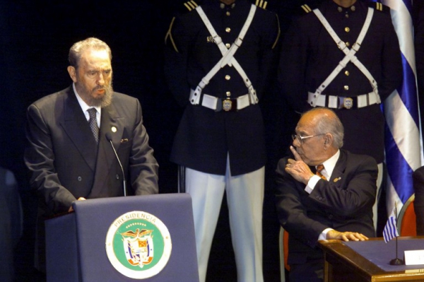 Junto a Fidel Castro con quien tuvo un enfrentamiento que motivó el rompimiento de relaciones con Cuba. || RODRIGO ARANGUA / AFP