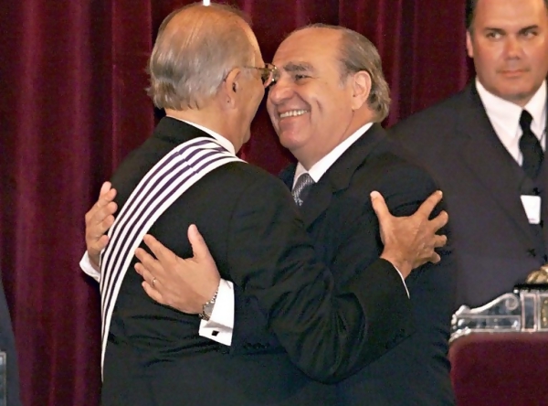 El saludo de Julio María Sanguinetti durante la asunción de Batlle como presidente, el 1 de marzo de 2000. || DANIEL CASELLI / AFP