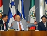 Bromas con Hugo Chávez durante una reunión en México en 2003. || JAIME RAZURI / AFP