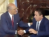 Con el entonces presidente argentino Eduardo Duhalde tras pedir disculpas por haber dicho que los argentinos eran una manga de ladrones del primero al último. || ALI BURAFI / AFP