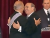 El saludo de Julio María Sanguinetti durante la asunción de Batlle como presidente, el 1 de marzo de 2000. || DANIEL CASELLI / AFP