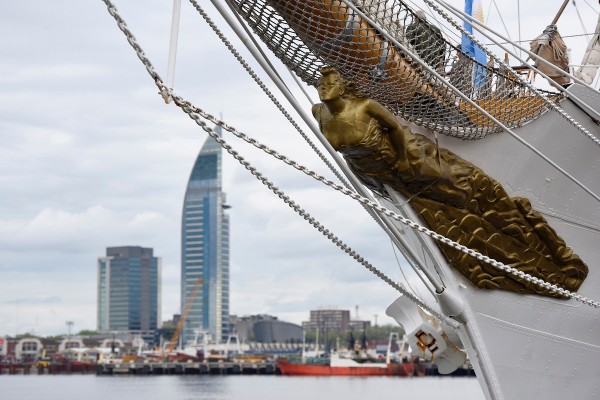Fragata A.R.A. Libertad, realizando el XLVI viaje de instrucción, durante su visita al Puerto de Montevideo. || Nicolás Celaya /adhocFOTOS