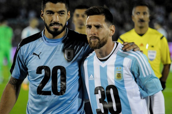 Luis Suárez y Lionel Messi previo al Uruguay ante Argentina en el Centenario por las Calsificatorias a Rusia 2018. || Javier Calvelo / adhocFOTOS