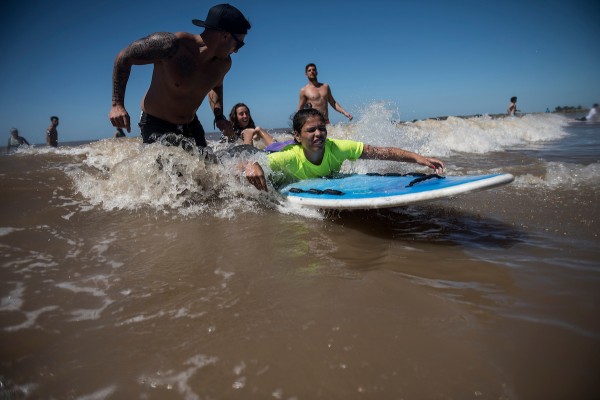 Tercer festival de surf inclusivo en la playa Malvin, en Montevideo. || Nicolás Celaya