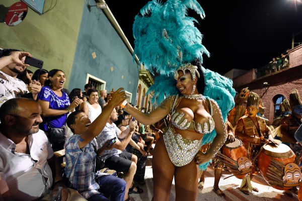 Yessy López durante la participacion de la comparsa Templando en Puerto Rico en el Desfile de Llamadas. || Nicolás Celaya
