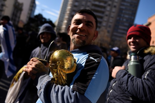 Aficionados observan el partido Uruguay vs Rusia en la explanada de la Intendencia, Montevideo. || Nicolás Celaya