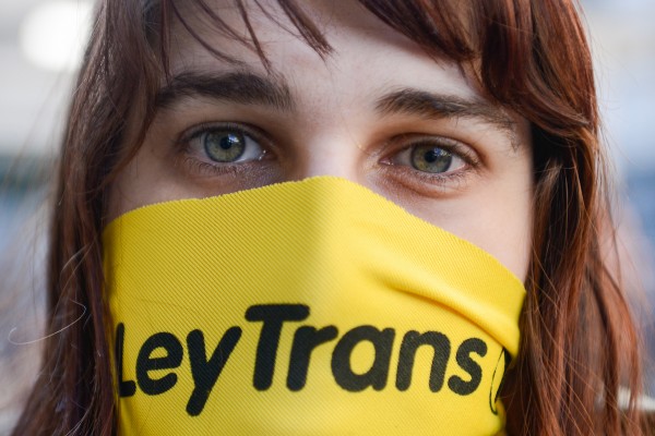Entrega de pañuelos de la Campaña Nacional por la Ley Integral para Personas Trans, en el Callejón de la Universidad. || Santiago Mazzarovich